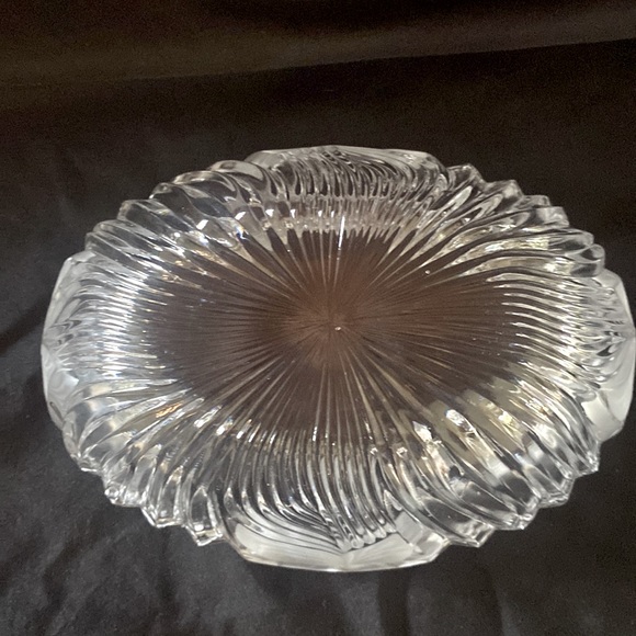Vintage Crystal Industries Sutton Place pattern candy dish with frosted leaves - Picture 6 of 9